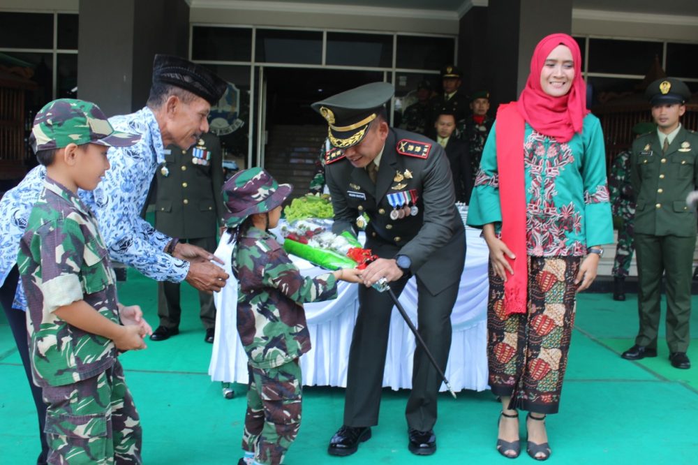 Bunga Untuk Komandan Kodim Tulungagung Letkol Inf Wildan Bahtiar, S.I.P