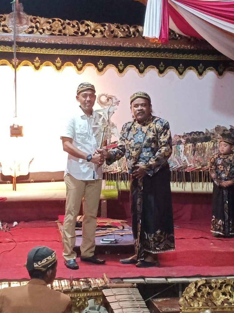 HUT TNI, Kodim 0913/PPU Gelar Wayang Kulit