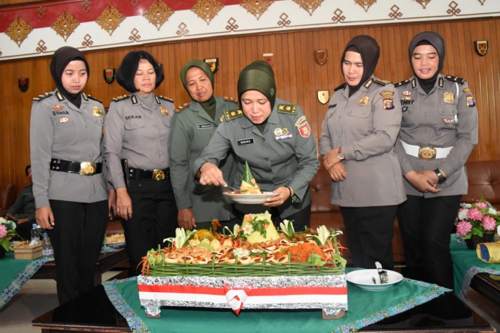 Kejutan Peringatan HUT TNI Polwan Bawakan Nasi Tumpeng ke Kowad Korem 091/ASN