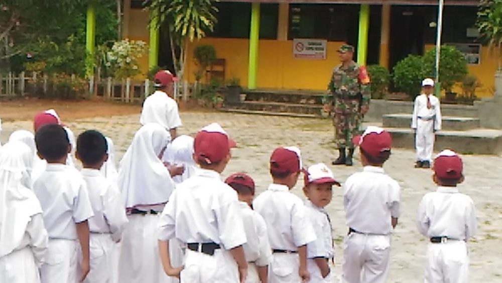 Babinsa Sepaku Menjadi Pembina Upacara Di Sekolah Dasar