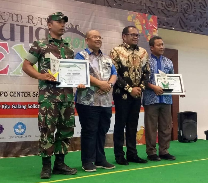 Serahkan Piala Final Pertandingan Sepak Bola Liga Desa Nusantara 2018