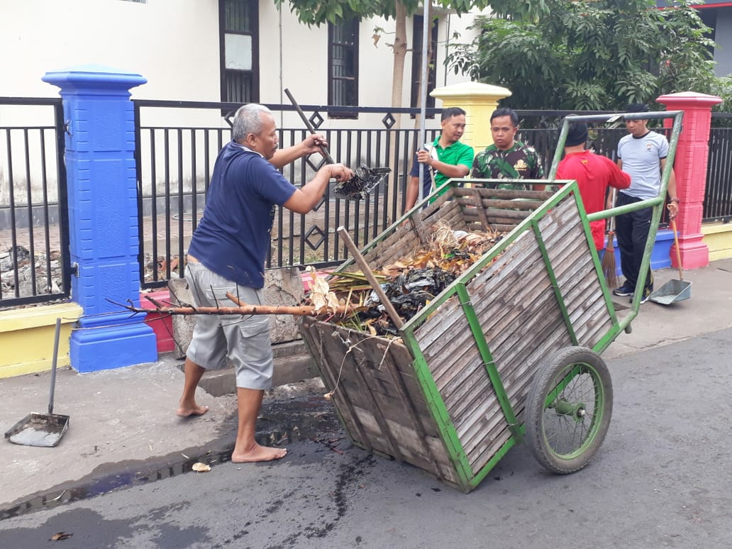 Tiga Pilar Kelurahan Laksanakan Kerja Bakti Pembersihan Parit
