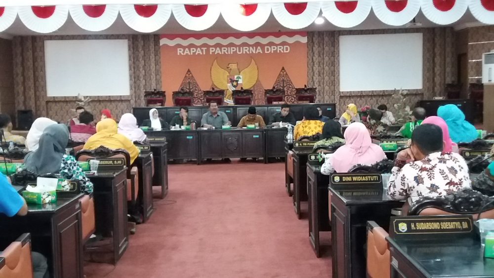 Guru Tidak Tetap Geruduk Gedung DPRD Kendal