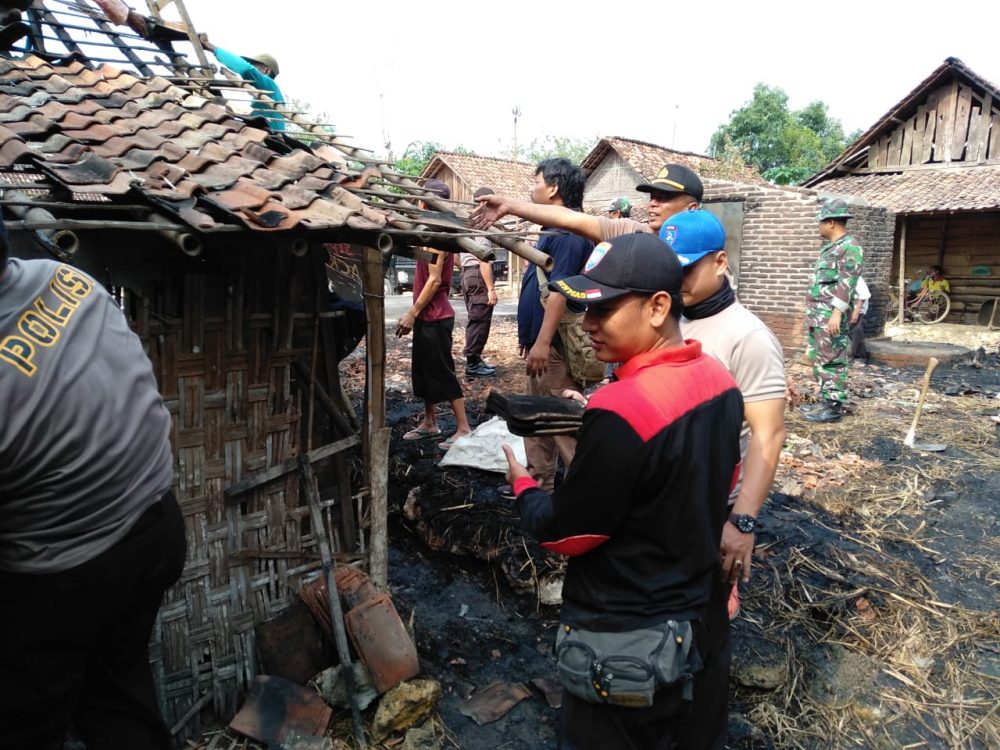 Sinergi, Polsek Tujungan Polres Blora dan Koramil Bersihkan Puing Sisa Kebakaran Rumah