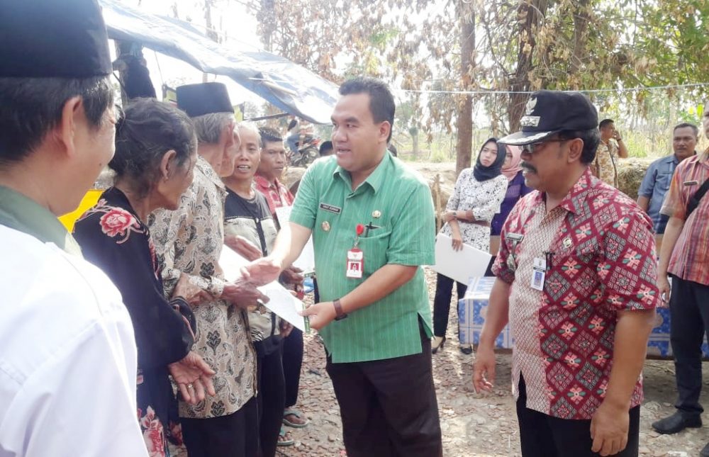 Wakil Bupati Salukan Bantuan Korban Kebakaran Desa Sidomulyo dari Baznas