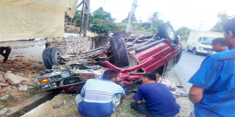 Nissan Terrano Hantam Bangunan Di Candipuro