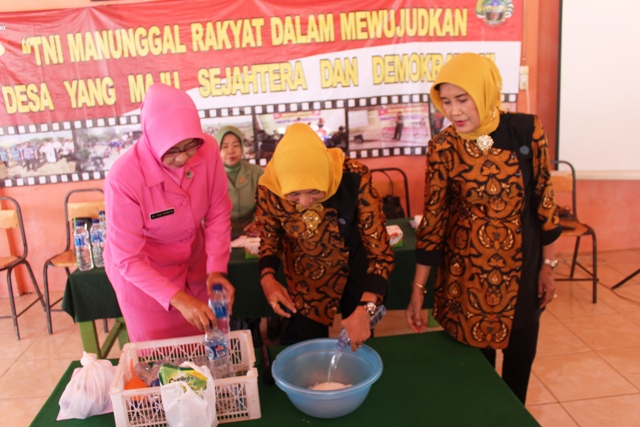 Sinergitas, Persit, Bhayangkari, dan TP PKK Isi Non Fisik di TMMD