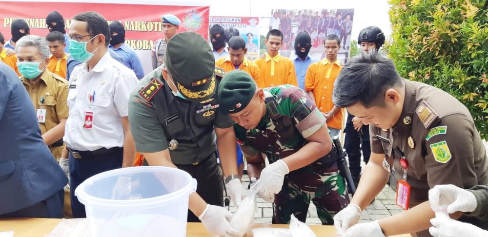 Satgas Pamtas Yonif Raider Raja Alam Ikut serta Musnahkan Sabu
