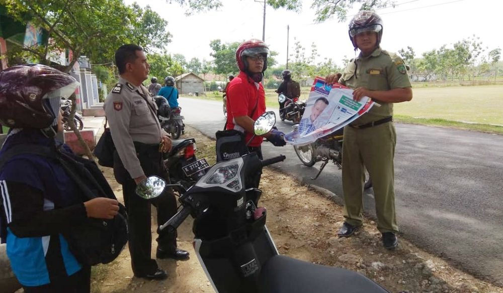 Puluhan APK Di Turunkan Sat Pol PP Ngawen dan Panwascam