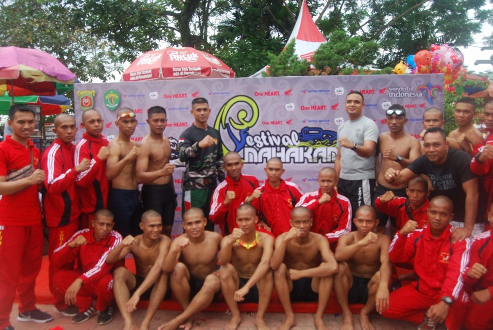 Prajurit Yonif Awang Long Terjun Ke Sungai Mahakam.