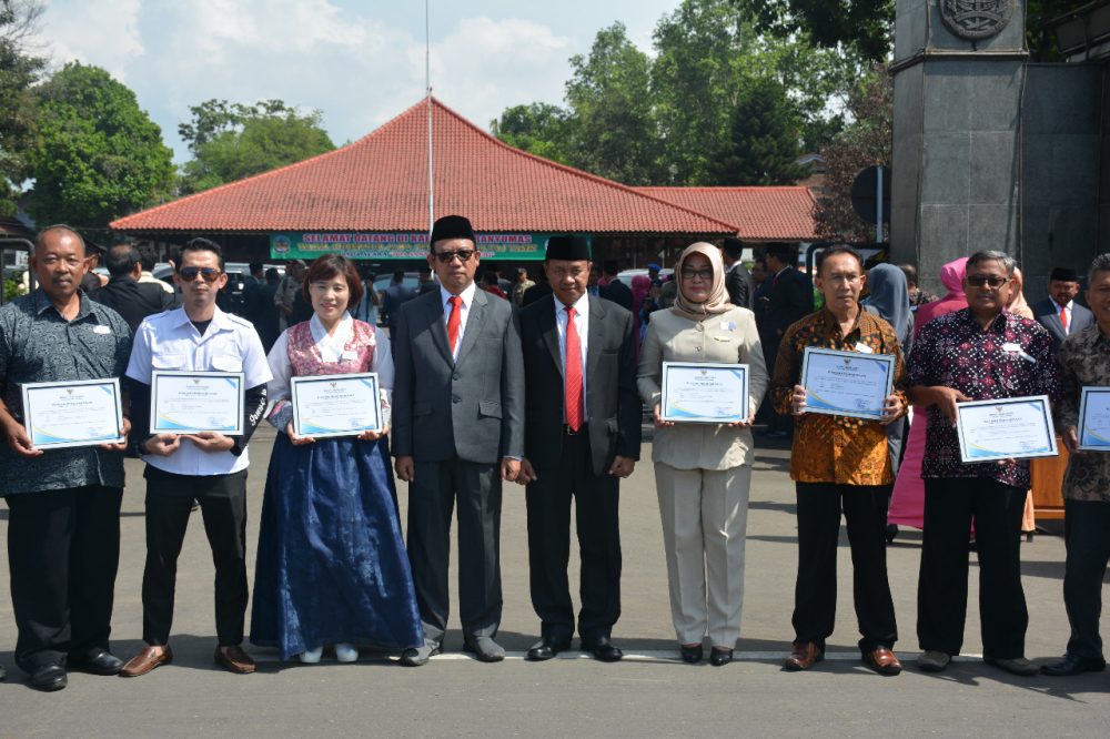 Dihari Pahlawan, Bupati Banyumas Beri Penghargaan Kepada 10 Pengusaha