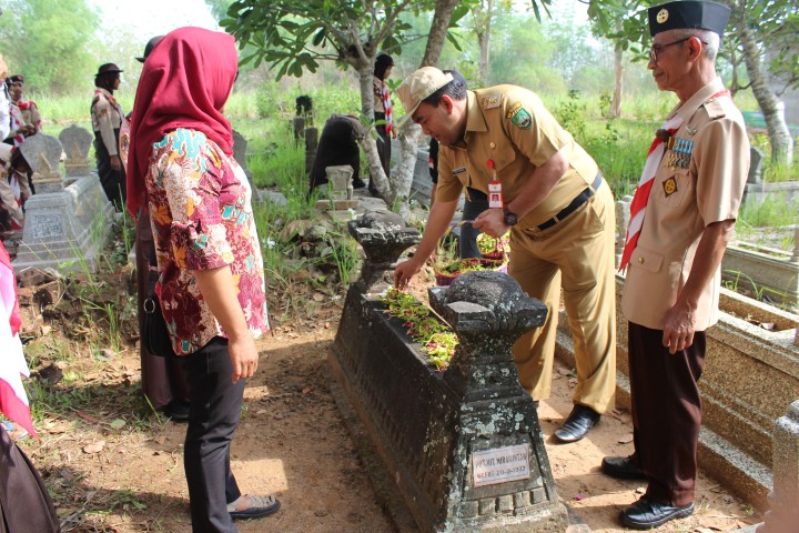 Makam Pocut Meurah Intan Pahlawan dari Aceh Dibersihkan Pelajar