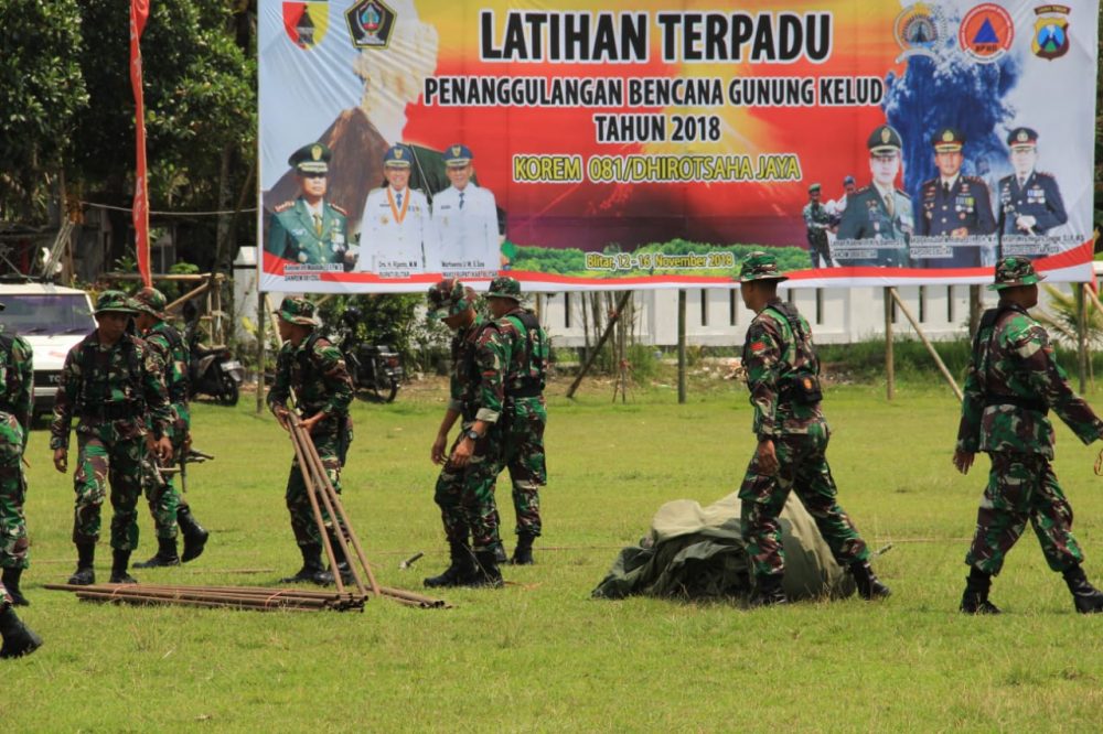 TNI – POLRI Siapkan Tenda Bagi Pengungsi Gunung Kelud