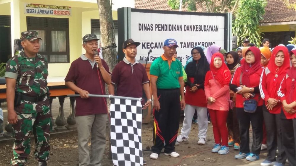 Semangat HGN dan HUT PGRI, UPT Pendidikan Kecamatan Tambakromo Gelar Jalan Sehat
