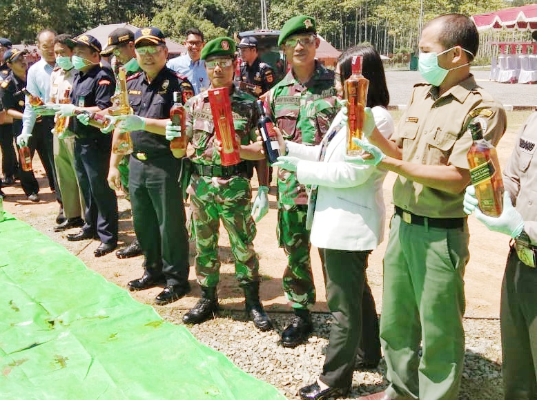 Satgas Yonif 511/DY Turut Musnahkan Ratusan Ribu Barang ilegal
