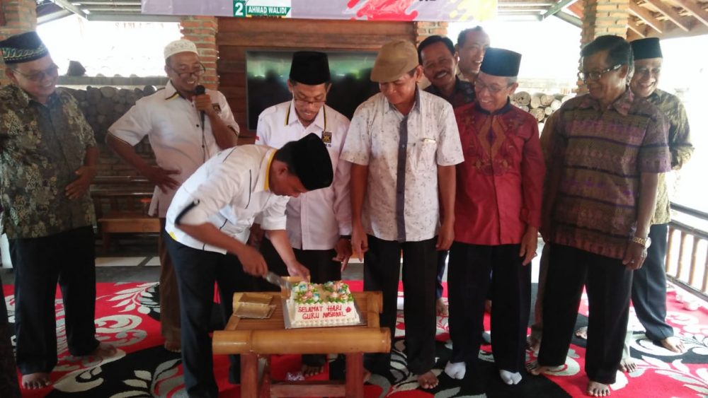 Antoni Imam Bersama Purnabakti Guru Peringati HGN Di Rumah Aspirasi