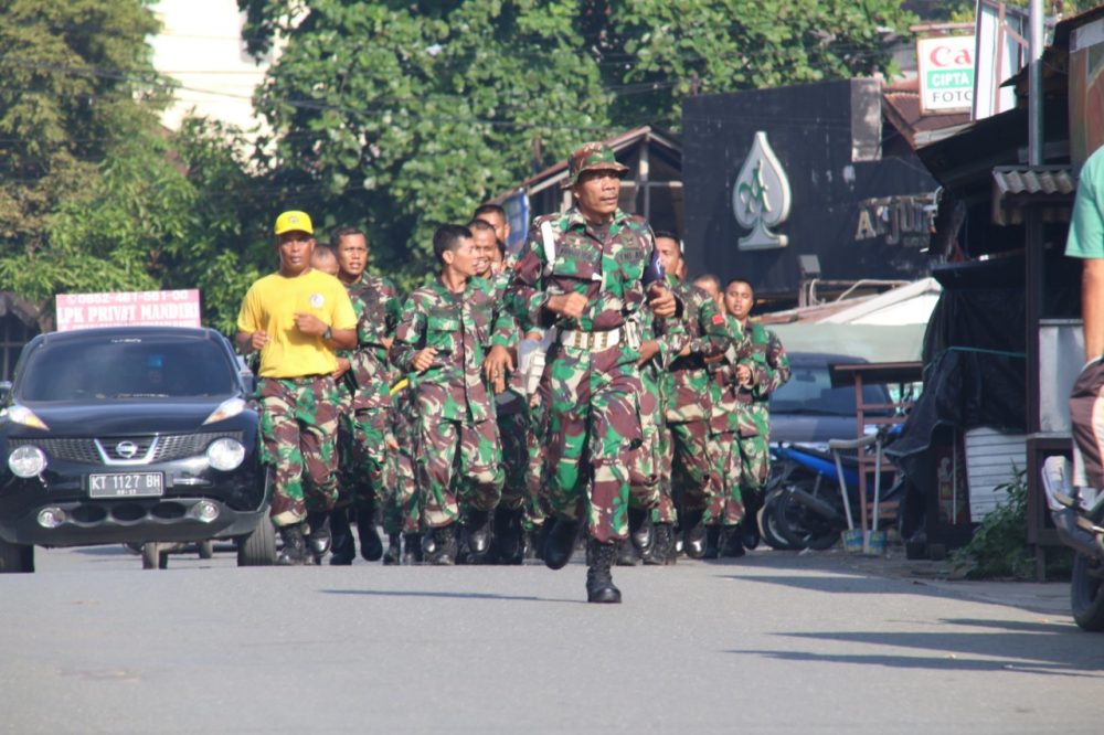 Ratusan Prajurit Korem 091/ASN Gekar Lari Jalan
