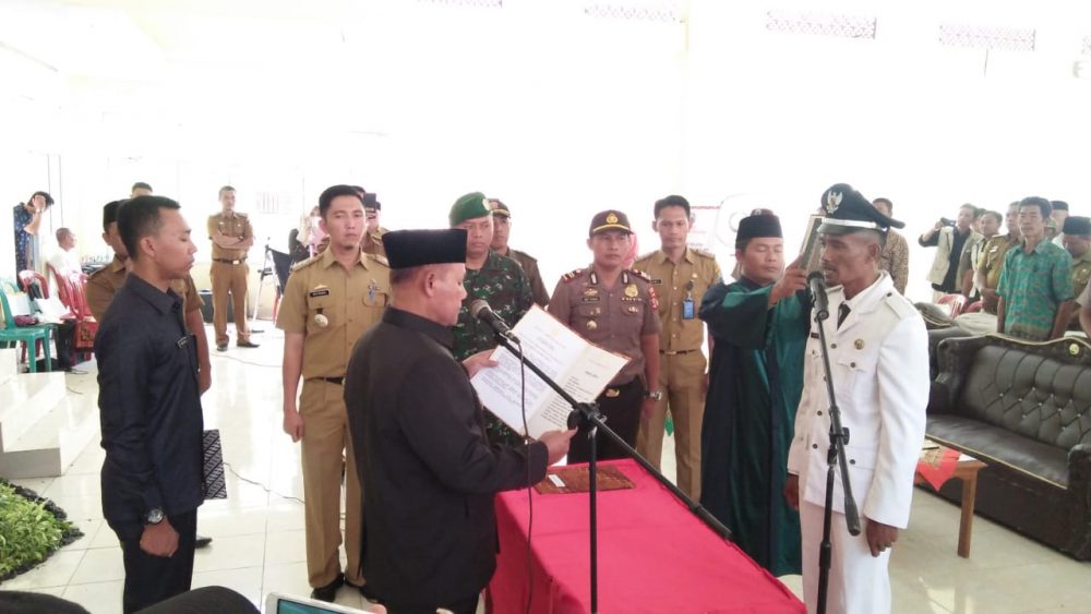 Plt Bupati Lampung Selatan  Nanang Ermanto Lantik PAW Kades Seloretno Gunawan