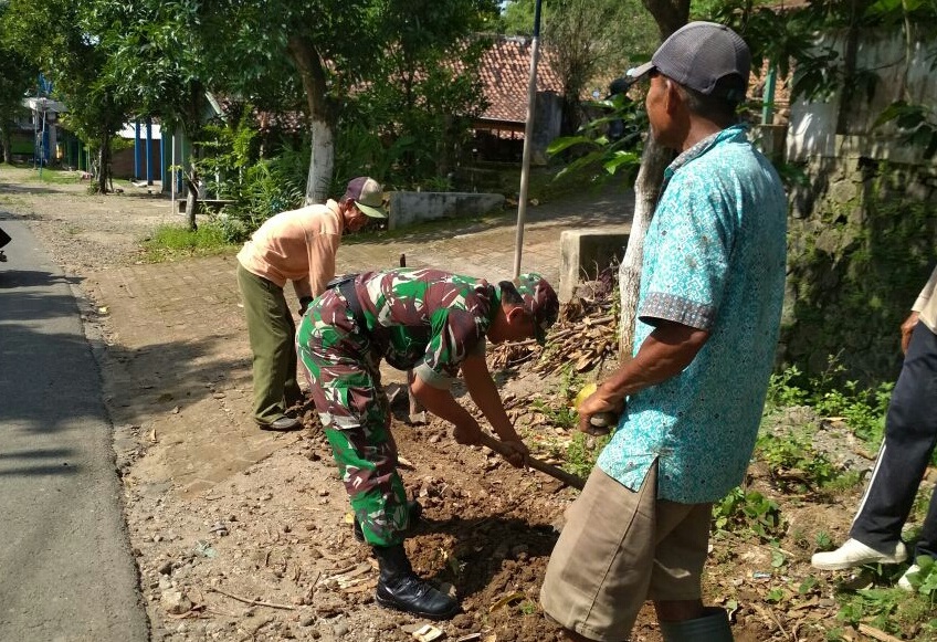 Serda M. Shodiq Pelopori warga Bersihkan Akses Jalan Desa