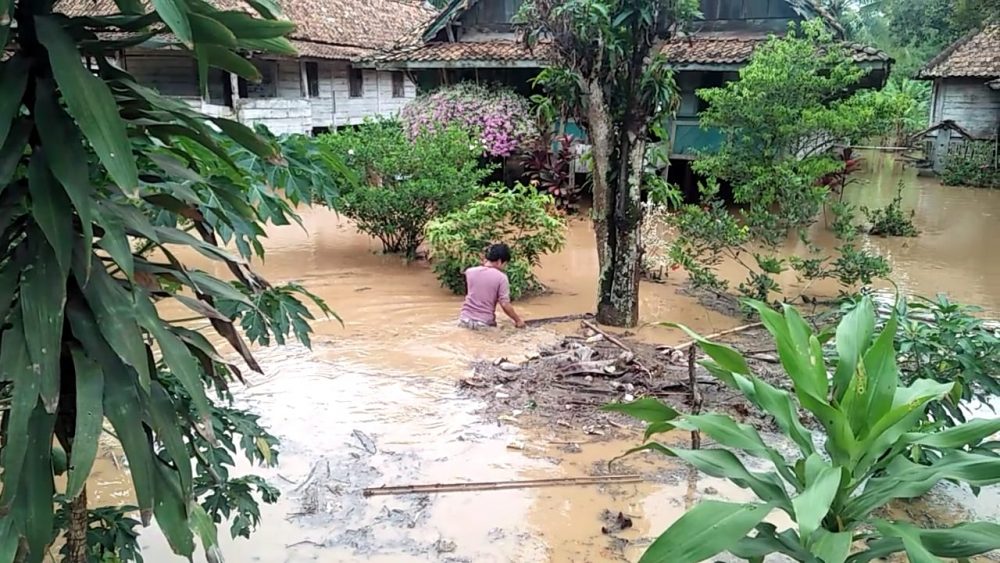 Puluhan Rumah Warga Desa Talang Baru Kecamatan Sidomulyo Terendam Air