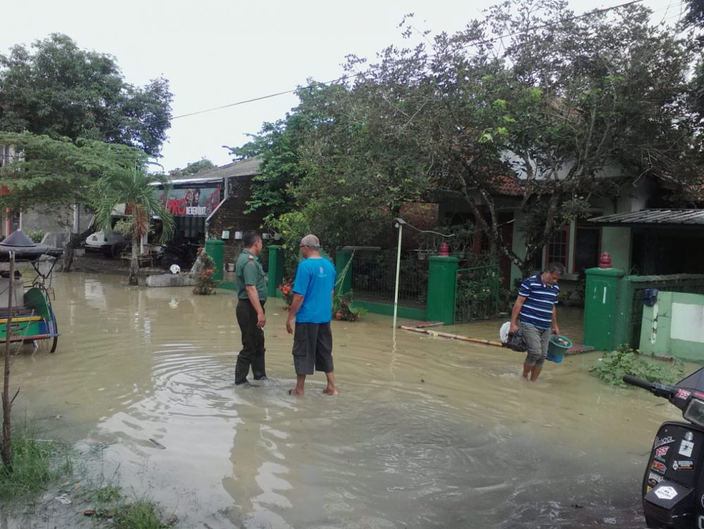 Sidareja Banjir, Danramil 11/Sidareja Langsung Turun Bantu Warga