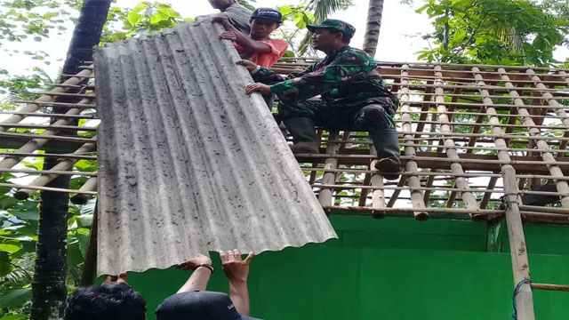 Peduli Warganya, Babinsa Jambusari Bantu Warganya Bangun Rumah