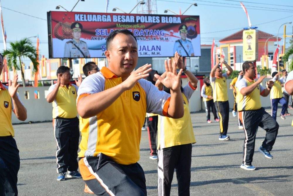 AKBP Antonius Anang,S.I.K.,MH, Kapolres Baru Blora Pupuk Kekompakan Anggota Dengan Senam Bersama.