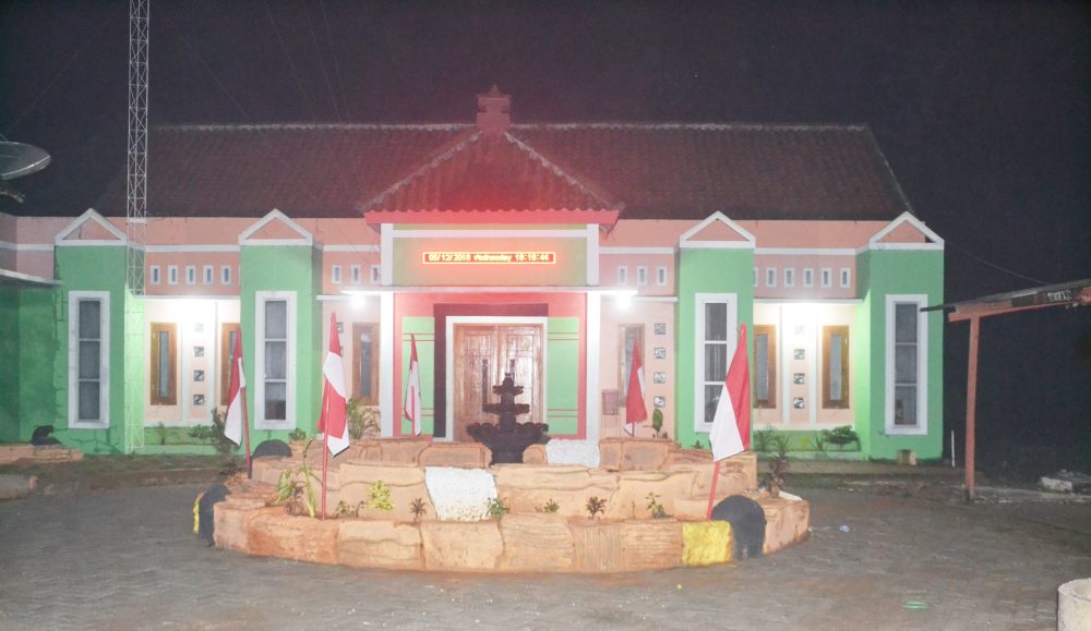 Balai Desa Bradag Pada Malam Hari