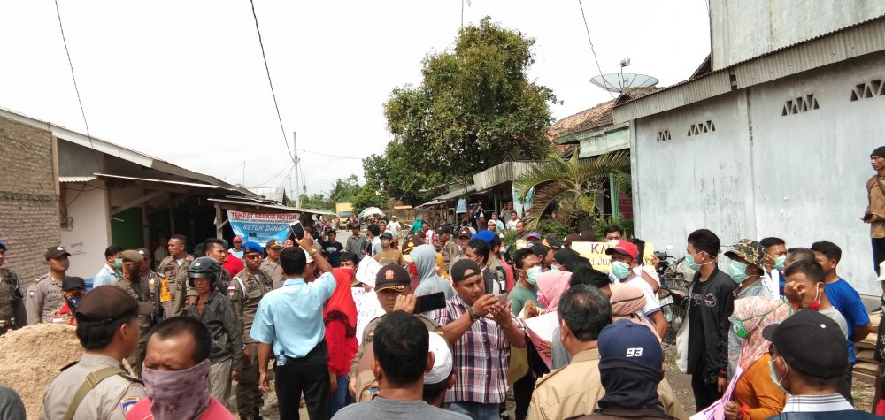 Ratusan Warga Gruduk Rumah Kades Sidoharjo Kecamatan Waypanji