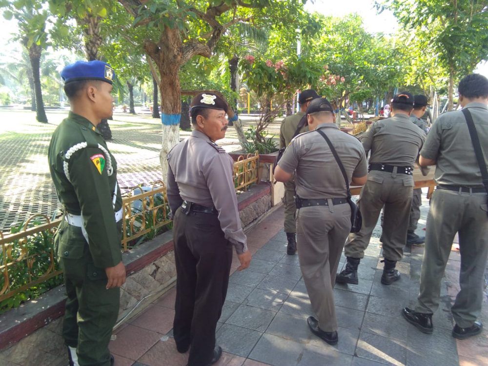DenpomV/1 Madiun Bantu Pemkot Tertibkan PKL﻿