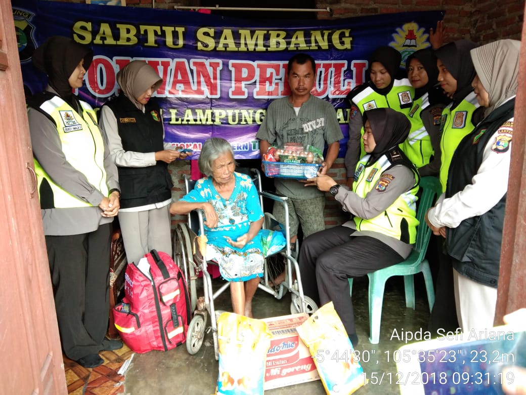 Polwan Polres Lamsel Sambangi Penderita Setruk