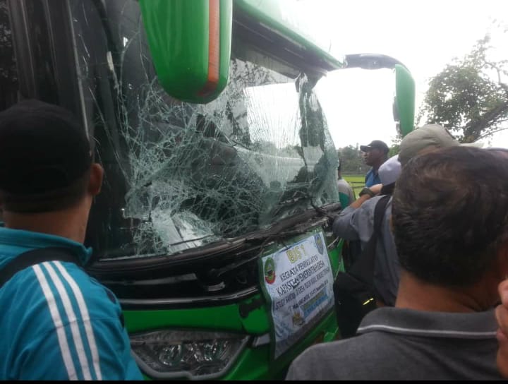 Bus Pembawa Kades Blora Bersenggoalan dengan Kendaraan berat