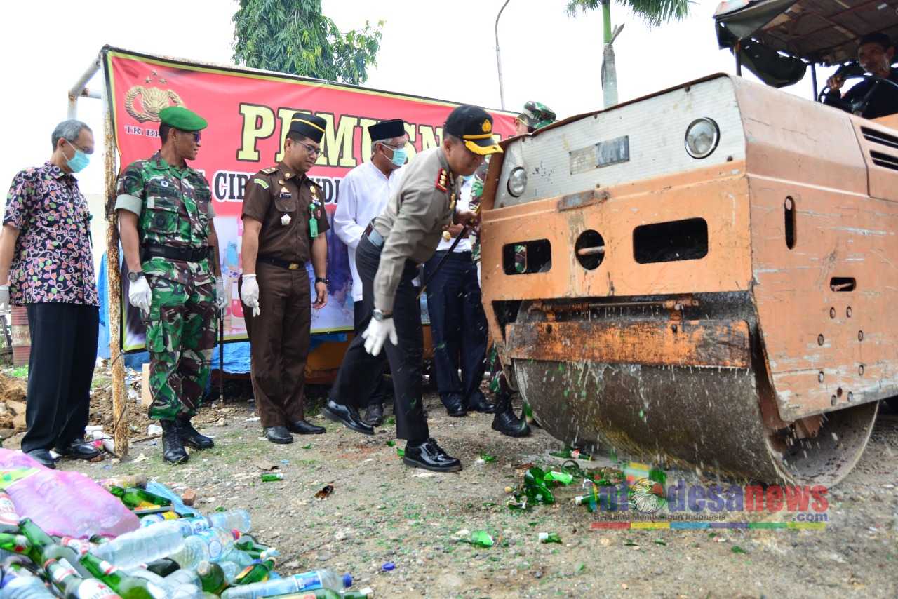 Polres Blora Musnahkan 1826 Botol Miras Jelang Natal Dan Tahun Baru 2018