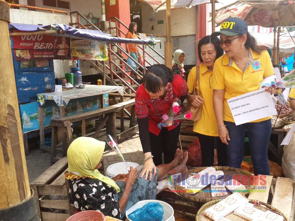 Setangkai Bunga Di Hari Ibu, Perwanti Jateng Berikan Semangat Ibu-ibu Pedagang Pasar Bulu Semarang