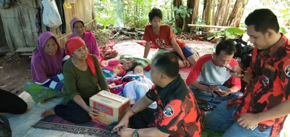 M. Akyas Ketua MPC Pemuda Pancasila Berikan Bantuan Ke Pengungsi