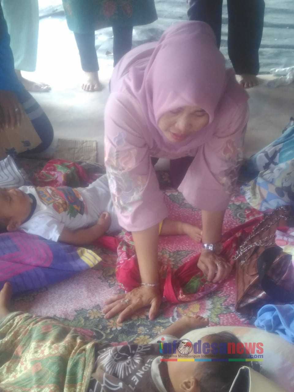 Winarni, Teteskan Air Mata Saat Kunjungi Para Korban Di Pengungsian