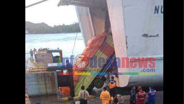 Truk Fuso Terjun Ke Laut Saat Hendak Masuk Kapal
