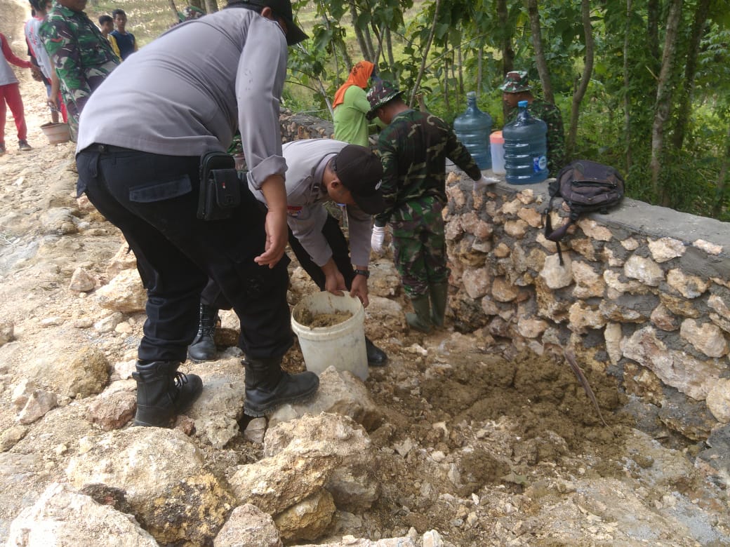 Gotong Royong Polsek Bogorejo Polres Blora Bantu Sukseskan Program TMMD Kodim 0721/Blora