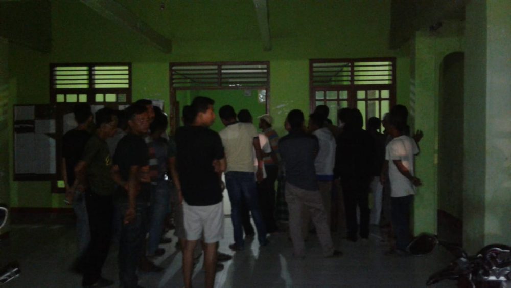 Puluhan Warga Desa Cintamulya Geruduk Kantor Desa, Pertanyakan Ketransparan Penggunaan Anggaran DD