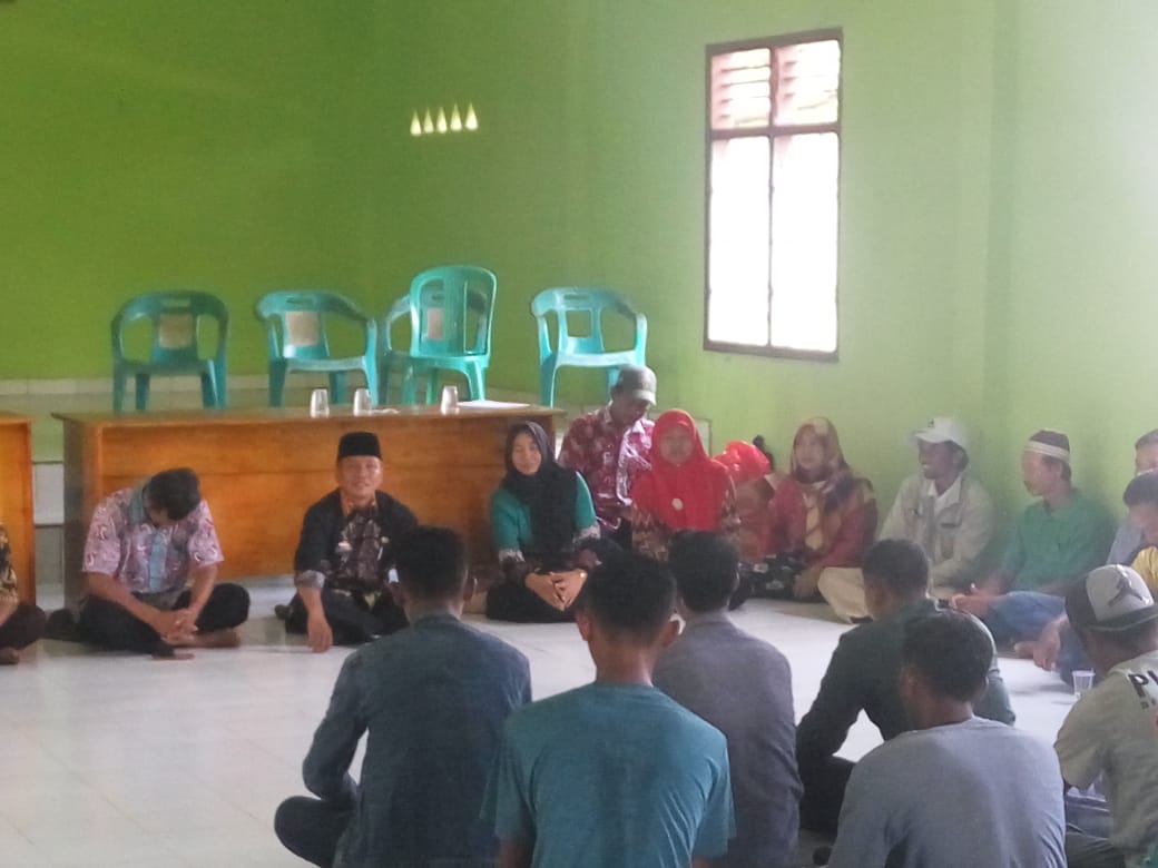 Kades Cintamulya Kecamatam Candipuro Temui Para Pengunjuk Rasa