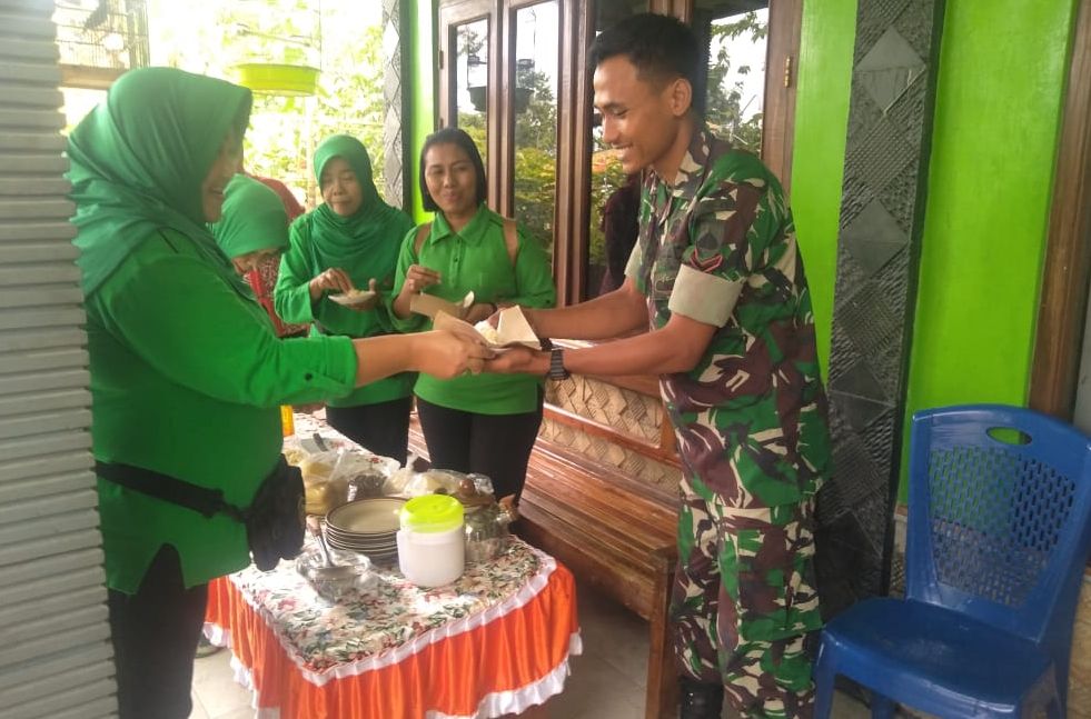 Hebohnya Ibu-Ibu Persit Cicipi Nasi Tiwul di Lokasi TMMD