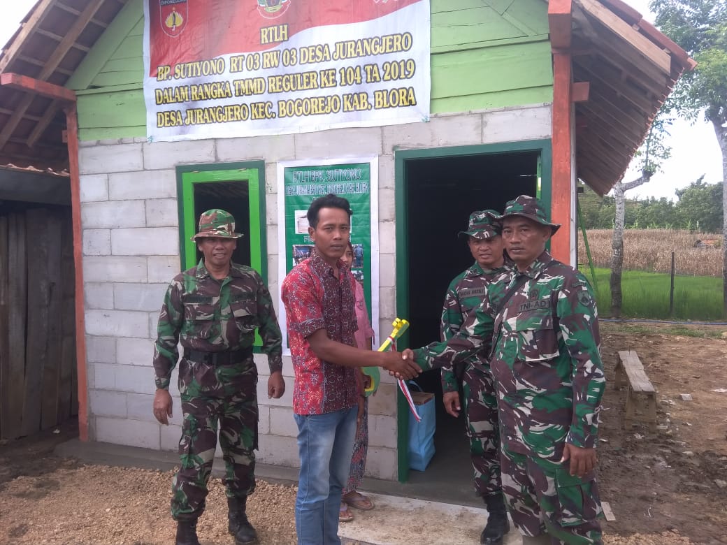 Kebahagiaan Keluarga Sutiyono Melihat Rumahnya Yang Telah Direhab Tentara