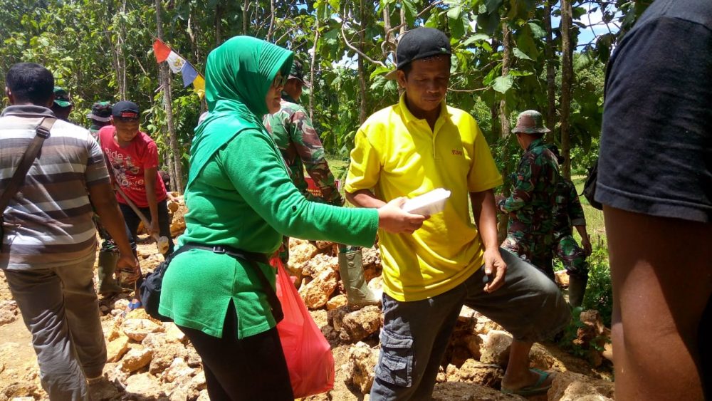 Beri Dukungan Moril, Ibu-Ibu Persit Bagikan Nasi Kotak kepada Satgas dan Warga