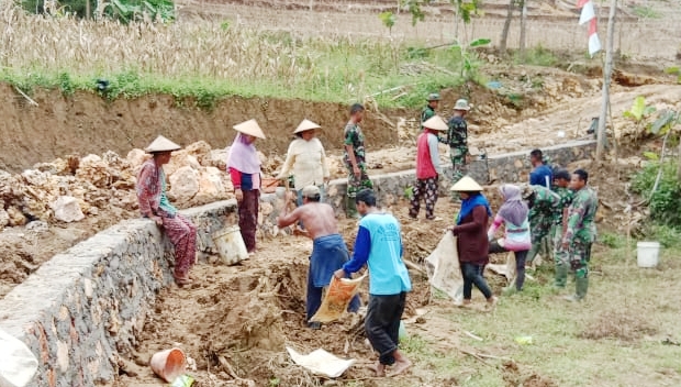 Demi TMMD Ibu-Ibu Siap Kerja “Kasar”