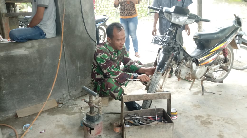 Demi Dekat Dengan Rakyat, TNI Perankan Jadi Tukang Tambal Ban Dadakan