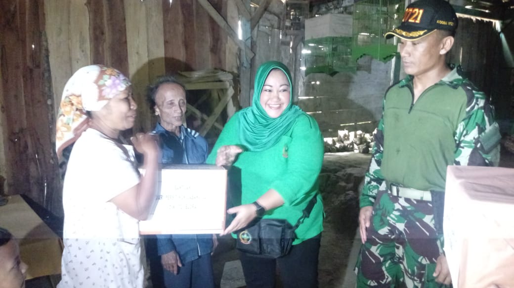 Berbagi Kasih Kepada Warga Kurang Mampu di Sasaran TMMD