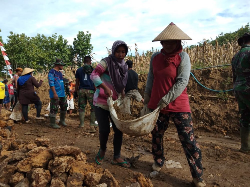 Ibu-Ibu Gantikan Peran Suami, Ikut Turun ke Lokasi TMMD