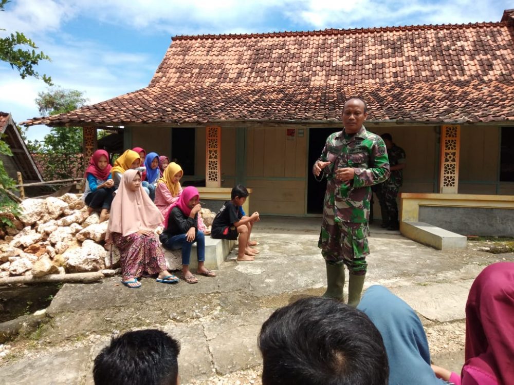 Suka “Ngajar” Anak-Anak di Lokasi TMMD, Tentara Ini Mendapat Julukan “Tentara Guru”