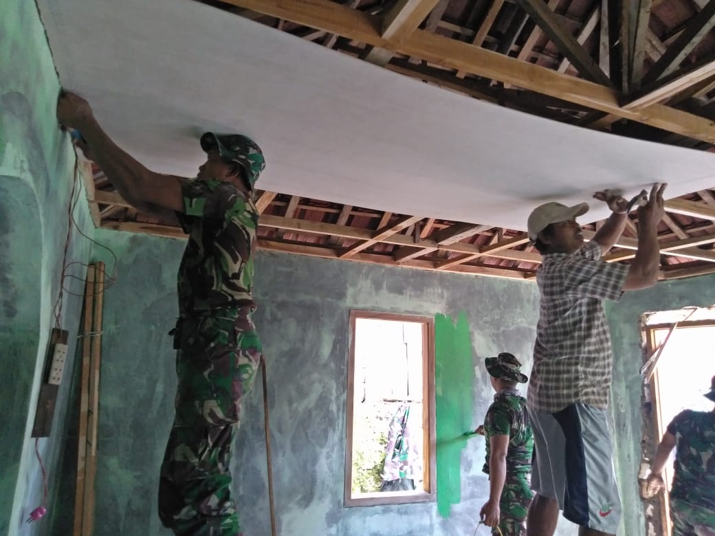Rehab Mushola, Tentara Pilihkan Bahan Plafon Super