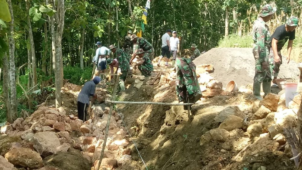 Jika Diperlukan, Pembangunan Jalan Makadam dan Talud Akan Dilembur